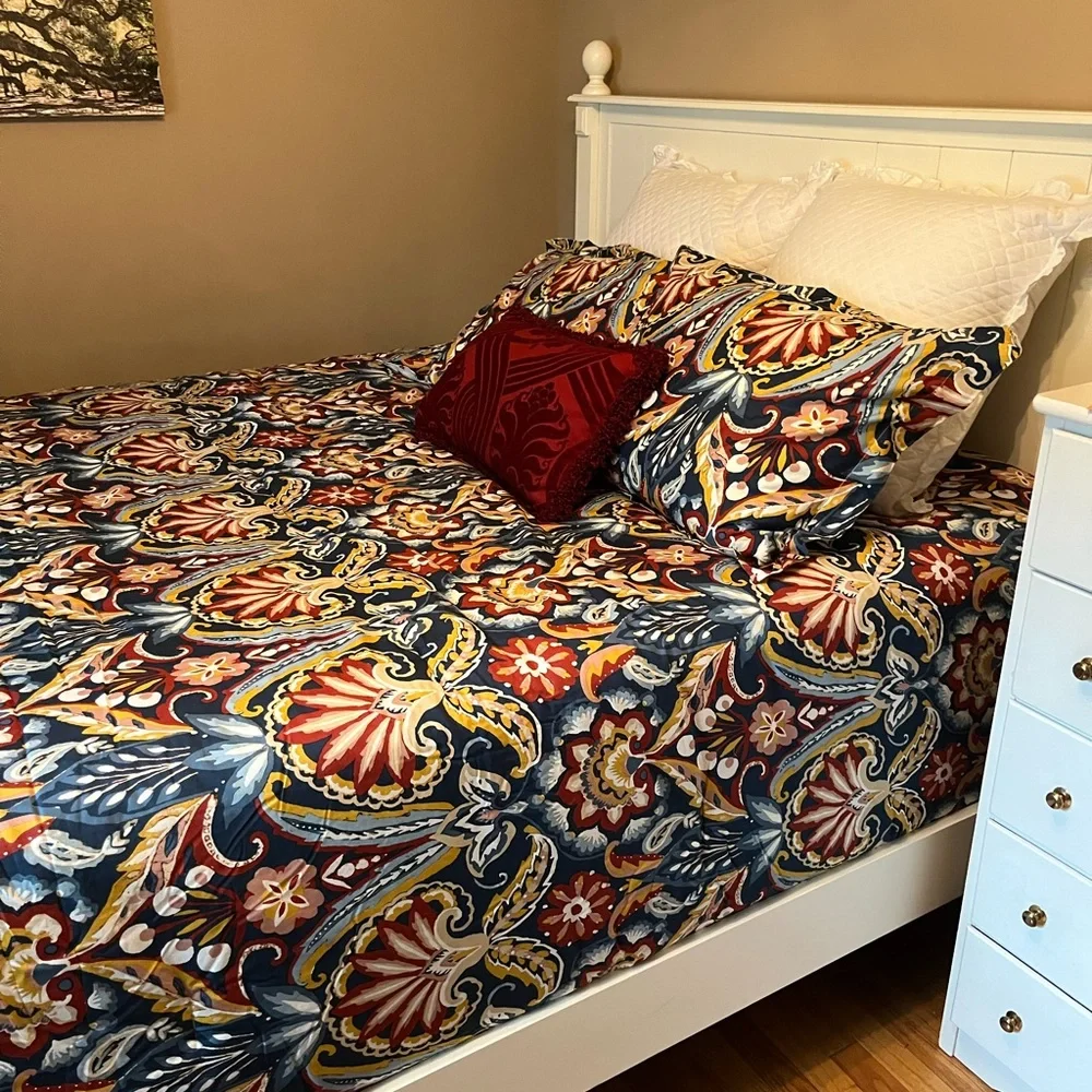 Crown & Ivy Isabella comforter set. Queen size